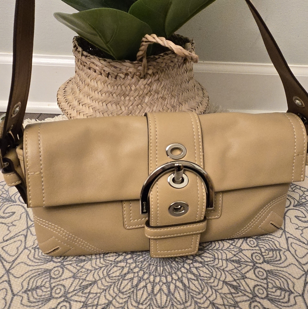 Elegant Tan Leather Shoulder Bag